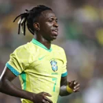 Vini Jr fala sobre pressão de Ronaldinho para vencer a Bola de Ouro